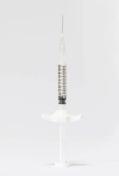 Крупный план медицинского шприца, используемого в клинике — стоковое фото