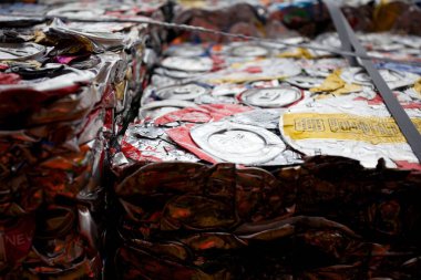 İngiltere 'de bir geri dönüşüm fabrikasında pohpohlanmış kutular.