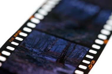 Bir fotoğraf stüdyosunda negatifler ve fotoğraf filmleri
