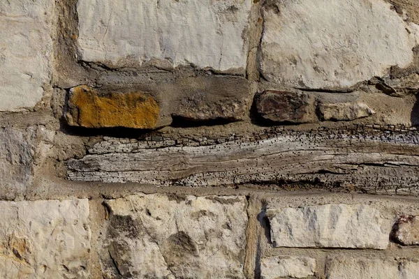 Винтажная кирпичная стена с выветриваемым слоем древесины среди кирпичей , — стоковое фото