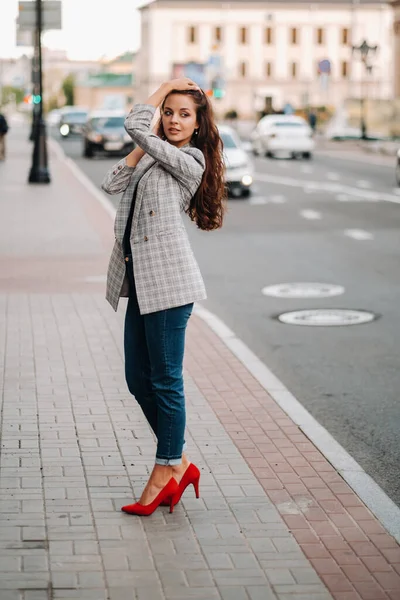 Une Fille Vêtue Une Veste Les Cheveux Longs Promène Dans — Photo