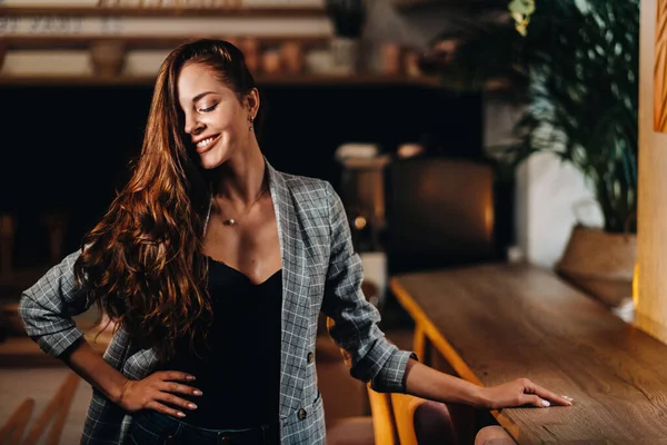 Portrait Une Jeune Fille Européenne Aux Cheveux Longs Dans Café — Photo