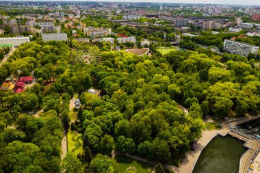 Minsk 'te dönme dolabı olan bir parkın üst görüntüsü. Minsk Belarus şehrinin kuş bakışı görüntüsü..