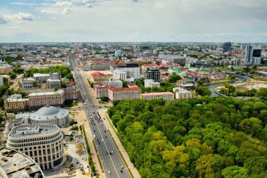 Independence Bulvarı 'nın tepesinden ve Minsk' in merkezinden eski mimari, sokağın bir parçası, ulusal bir hazine..