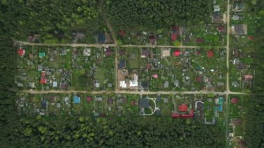Avrupa Ormanı 'ndaki Dacha Köyü' nün tepesinden bak. Belarus Ormanı 'ndaki kır evleri..