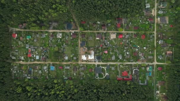 ヨーロッパの森の中のダーチャ村の高さからの眺め ベラルーシの森のコテージ — ストック動画
