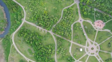 Minsky 'deki loshitsky Parkı' nın yüksekliğinden bak. Loshitsky Parkı 'nda viraj yolları. Belarus.