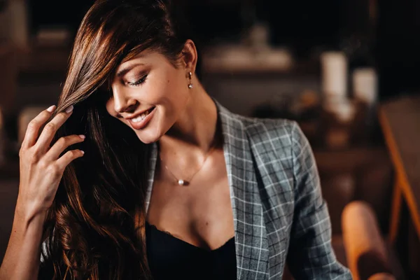 Portrait Une Jeune Fille Européenne Aux Cheveux Longs Dans Café — Photo