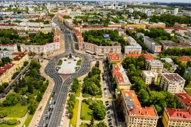 Minsky 'deki Zafer Meydanı' nın en üst manzarası. Minsk şehrinin kuş bakışı ve zafer meydanı. Belarus.