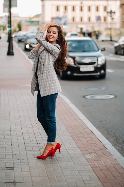 Une Fille Vêtue Une Veste Les Cheveux Longs Promène Dans — Photo