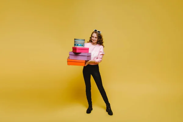 Una Joven Feliz Con Cajas Papel Coloridas Después Comprar Aisladas — Foto de Stock