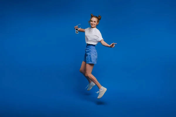 Felicidad Libertad Movimiento Concepto Gente Sonriente Mujer Joven Saltando Aire — Foto de Stock