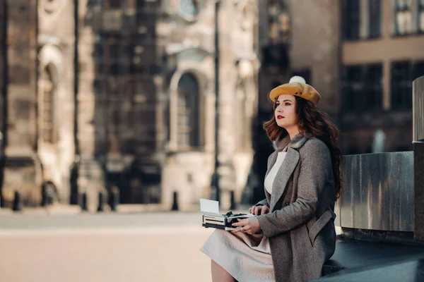 Ein Stylisches Junges Schönes Mädchen Sitzt Und Tippt Der Dresdener — Stockfoto