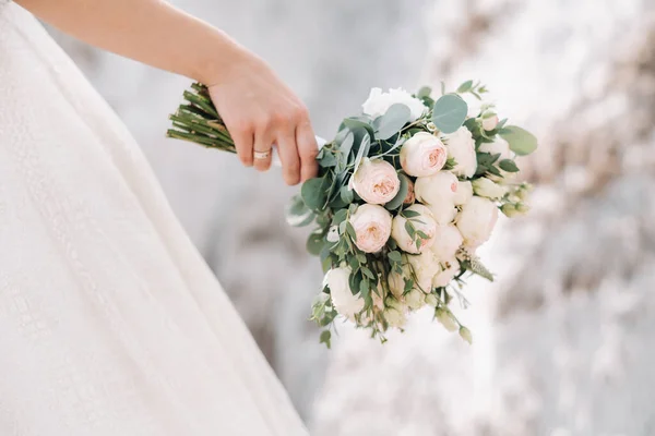 Красива Наречена Тримає Весільний Барвистий Букет Краса Кольорових Квітів Крупним — стокове фото