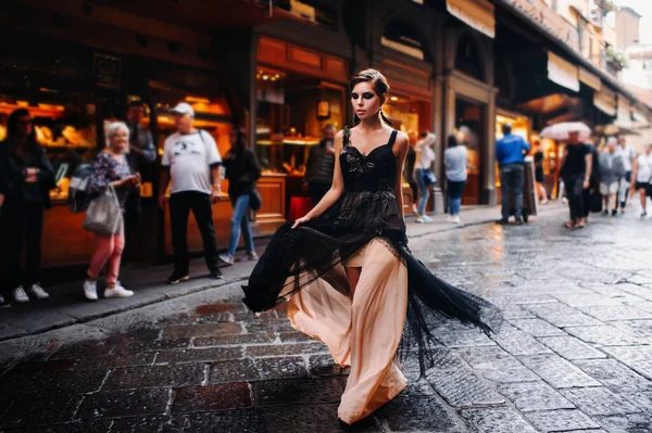 Une Belle Mariée Élégante Dans Une Robe Noire Traverse Florence — Photo