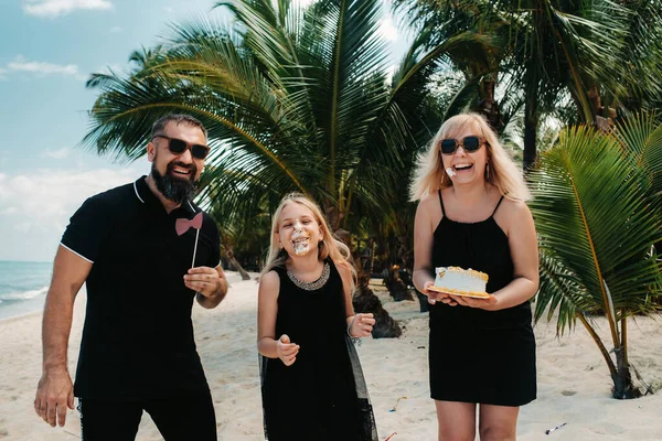 Tropikal Bir Plajda Mutlu Bir Aile Kızlarının Doğumgününü Kutluyor Aile — Stok fotoğraf