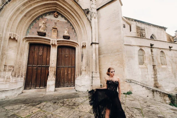 Una Sposa Elegante Abito Sposa Nero Posa Nell Antica Città — Foto Stock