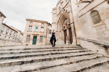 Siyah gelinlikli şık bir gelin, eski Fransız şehri Avignon 'da poz veriyor. Güzel siyah elbiseli bir manken. Provence 'de fotoğraf çekimi