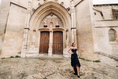 Siyah gelinlikli şık bir gelin, eski Fransız şehri Avignon 'da poz veriyor. Güzel siyah elbiseli bir manken. Provence 'de fotoğraf çekimi