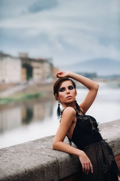 Una Bella Sposa Elegante Abito Nero Passeggia Firenze Una Modella — Foto Stock