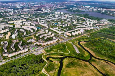 Serebryanka 'nın yerleşim bölgesindeki Minsk, Loshitsky Parkı' ndaki evler ve loshitsky Parkı 'nın yüksekliğinden görüntüle..