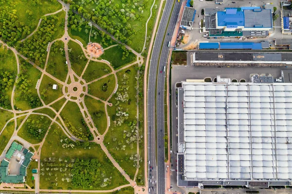 ミンスク 春ロシツキー公園と工場地区の住宅地で工業プラントとロシツキー公園の高さからの眺め — ストック写真
