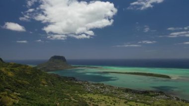 Balıkçı köyünün kuş bakışı görüntüsü. La Galette Mauritius. Arkadaki dağlar Le Morne