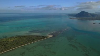 Le Morne Brabant Dağı 'nın güzel kuş bakışı manzarası ve Mauritius' taki Hint okyanusu dalgaları. Hint Okyanusu 'ndaki Le Morne Dağı' nın yanındaki su altı şelalesi.