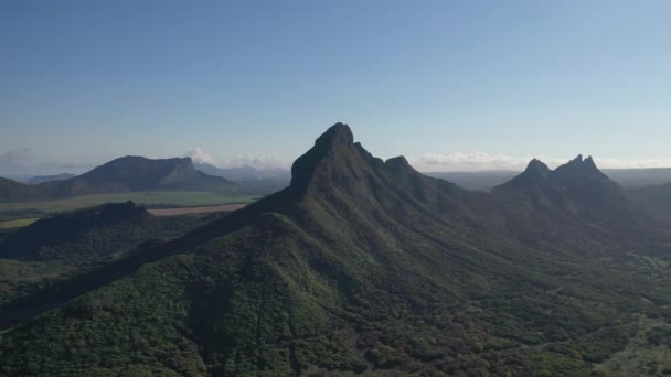 Vogelperspektive Auf Berggipfel Und Grüne Dschungel Von Mauritius Afrika — Stockvideo
