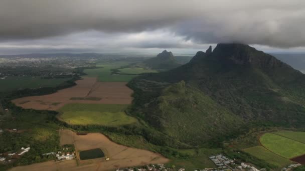 Légi Fotózás Gyönyörű Zöld Vidék Mauritius Mezők Hegyekre Néző — Stock videók