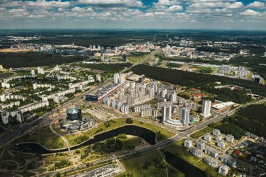 Ulusal kütüphanenin en üst görüntüsü ve Minsk 'te bir parkı olan yeni bir mahalle. Belarus Cumhuriyeti' nin başkenti, bir kamu binası..