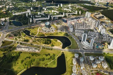 Ulusal kütüphanenin en üst görüntüsü ve Minsk 'te bir parkı olan yeni bir mahalle. Belarus Cumhuriyeti' nin başkenti, bir kamu binası..