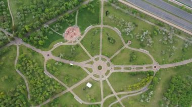 Minsky 'deki loshitsky Parkı' nın yüksekliğinden bak. Loshitsky Parkı 'nda viraj yolları. Belarus.