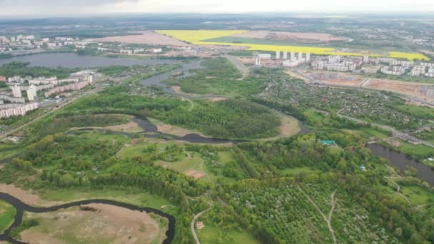 Kilátás a magasból a Loshitsa Park és a Loshitsa környéken Minsk.A város Minszk és a kerület Loshitsa.Fehéroroszország.Apple gyümölcsöskert — Stock videók