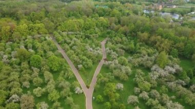 Minsky 'deki loshitsky Parkı' nın yüksekliğinden bak. Loshitsky Parkı 'nda viraj yolları. Belarus.