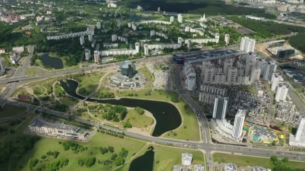 Bovenaanzicht van de Nationale Bibliotheek en een nieuwe wijk met een park in Minsk - de hoofdstad van de Republiek Wit-Rusland, een openbaar gebouw — Stockvideo