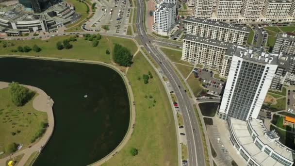Vue de dessus de la bibliothèque nationale et un nouveau quartier avec un parc à Minsk la capitale de la République de Biélorussie, un bâtiment public