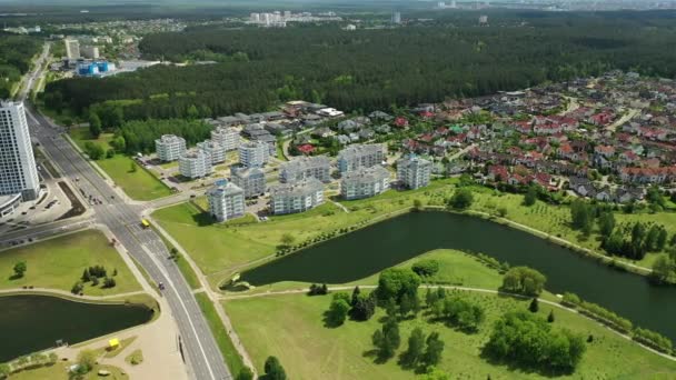 Luftaufnahmen von oben einer großen Anzahl von Häusern im östlichen Bezirk Minsk. Der Bezirk der Stadt Minsk der Fluss Svisloch. Weißrussland — Stockvideo