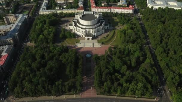 Vista dall'alto dell'edificio dell'Opera Bolshoi e del teatro di balletto e parco a Minsk.Edificio pubblico.Bielorussia — Video Stock