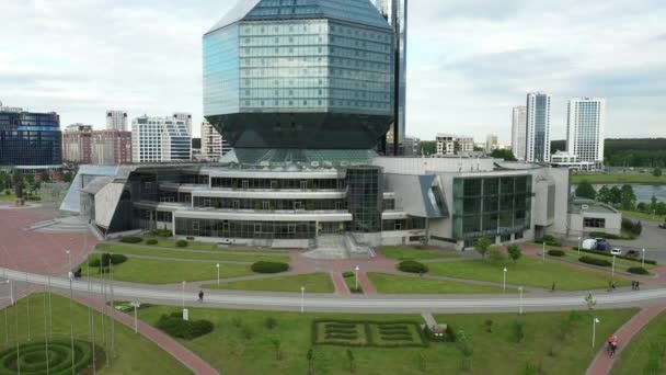 Top kilátás a Nemzeti Könyvtár Minszk-a főváros a Fehérorosz Köztársaság, egy középület — Stock videók