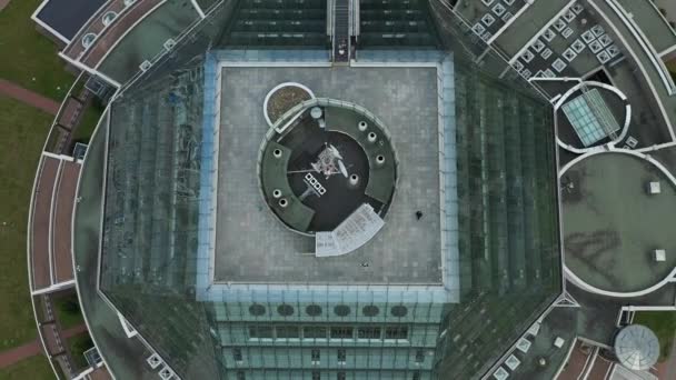 Vista superior de la Biblioteca Nacional de Minsk, la capital de la República de Belarús, un edificio público — Vídeo de stock