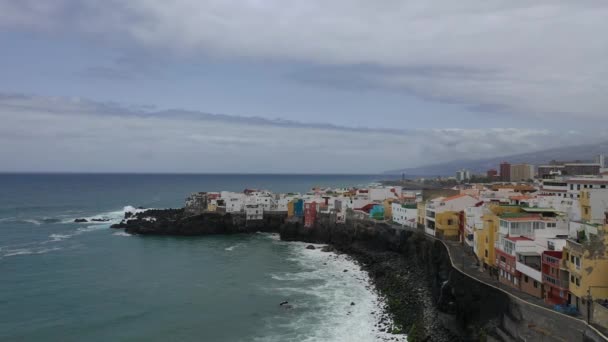 Pohled na město Puerto dela Cruz, ostrov Tenerife, černé pláže na Atlantském oceánu — Stock video