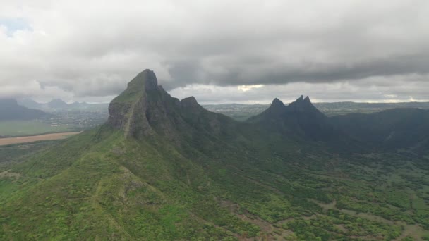 Lövöldözés fentről lefelé a csúcsok a hegyek és dzsungelek Mauritius, az ég a felhők — Stock videók