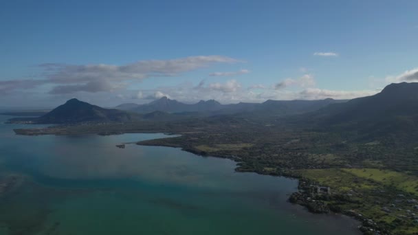 Blick von oben auf die Küste von Mauritius, die Berge und den Indischen Ozean — Stockvideo