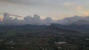 Mauritius adası, muhteşem bir dron bulutundan ve gün batımında şehir manzarası.