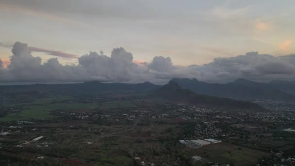 Νησί του Μαυρίκιου, θέα από ένα drone υπέροχα σύννεφα και την πόλη στο ηλιοβασίλεμα — Αρχείο Βίντεο