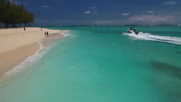 Mauritius, Blick auf das Kap mit dem Denkmal für Kapitän Matthew Flinders und den Indischen Ozean — Stockvideo