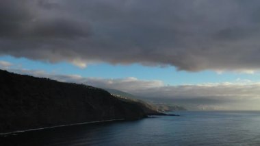 Tenerife, Atlantik Okyanusu kıyısında kayaların arkasında muhteşem bir günbatımı.
