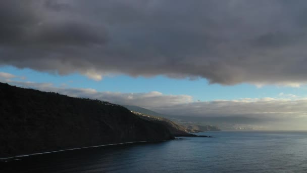 Tenerife, Atlantik Okyanusu kıyısında kayaların arkasında muhteşem bir günbatımı. — Stok video