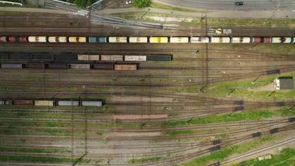 Vista desde la altura de las vías férreas y vagones.Vista superior de los coches y los ferrocarriles.Minsk.Belarus — Vídeos de Stock